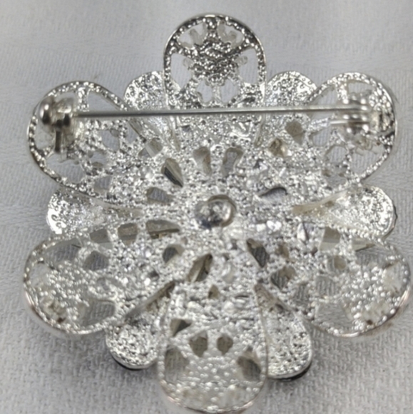 🇨🇦 Diamanté and Shimmering Glass Brooch - Picture 5 of 7